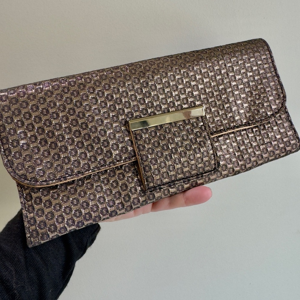 Gold and Black metallic Clutch - Picture 2 of 7